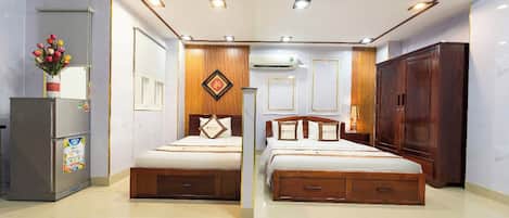 9 chambres, coffres-forts dans les chambres, bureau