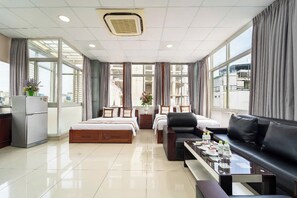 9 室のベッドルーム、セーフティボックス (室内)、デスク、アイロン / アイロン台
