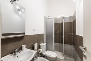 Ein modernes Badezimmer mit Dusche, Waschbecken und Toilette.