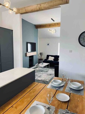 Smart TV, fireplace, books, stereo