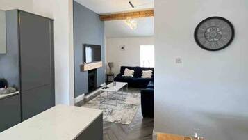 Smart TV, fireplace, books, stereo
