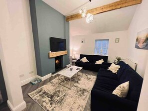 Smart-TV, peis, bøker og stereoanlegg