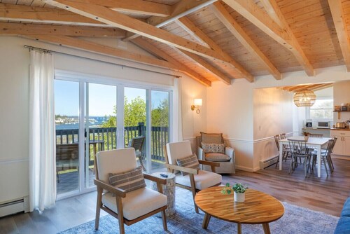 Top Floor Condo + Ocean Views [Admirals Quarters]