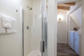 Douche, sèche-cheveux