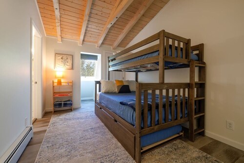 Top Floor Condo + Ocean Views [Admirals Quarters]