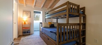 Top Floor Condo + Ocean Views [Admirals Quarters]