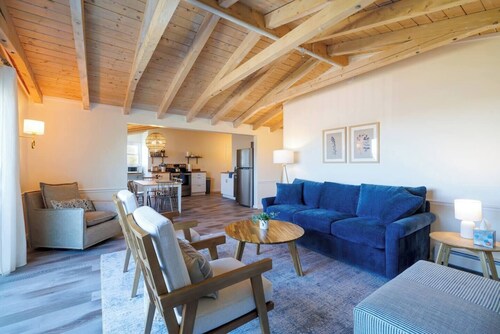Top Floor Condo + Ocean Views [Admirals Quarters]
