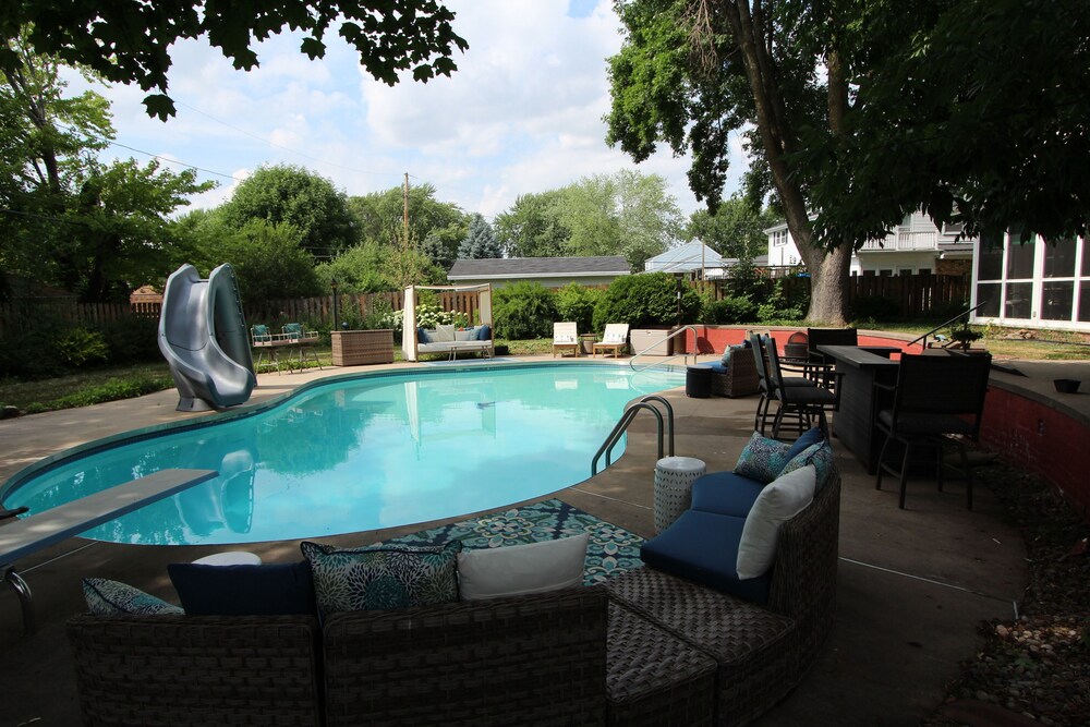 Relaxing outdoor space with inground pool, easy drive to EAA grounds