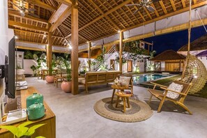 Villa Deluxe - 5 sovrum - privat pool - utsikt mot poolen | Vardagsrum | 32-tums LCD-tv med digitalkanaler
