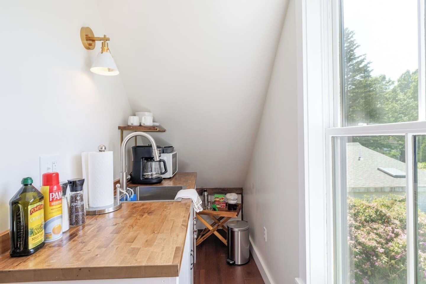 Micro-ondes, cafetière/bouilloire, grille-pain