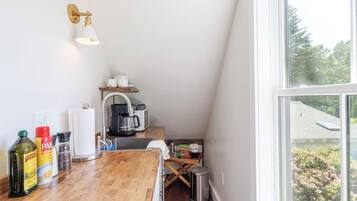 Micro-ondes, cafetiĂšre/bouilloire, grille-pain