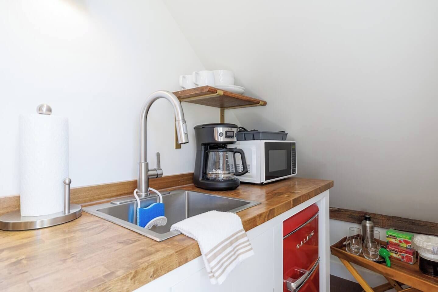 Four à micro-ondes, cafetière-théière, grille-pain, chaise haute