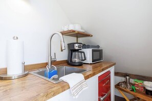 Microones, cafetera i tetera, torradora i trona