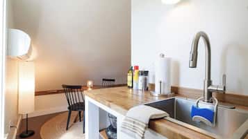 Micro-ondes, cafetiĂšre/bouilloire, grille-pain