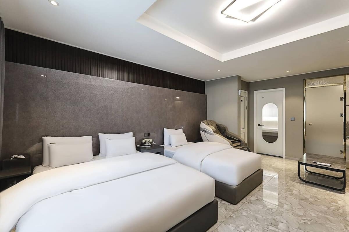 1 bedroom, premium bedding, down duvets, blackout curtains