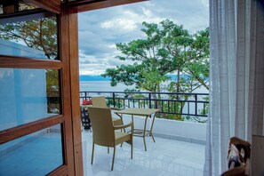Terrace/patio - KIGUFI HILL HOTEL (Nyayumba)