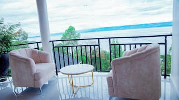 Family Room | Terrace/patio