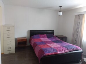 3 bedrooms, desk, iron/ironing board, free WiFi - Quiet House in Dalhousie NW Calgary (Calgary)
