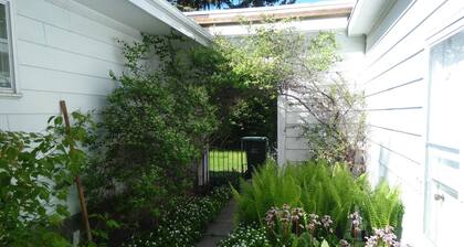 Quiet House in Dalhousie NW Calgary