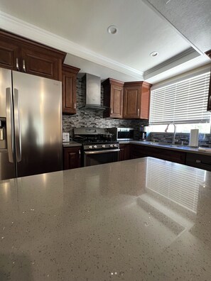 Fridge, oven, stovetop, coffee/tea maker
