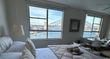 Harbourside 81 - Stunning Studio Apartment - Harbour Bridge & Opera House Views