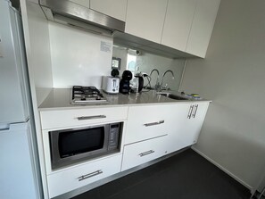 Frigorífico, microondas, horno y placa de cocina