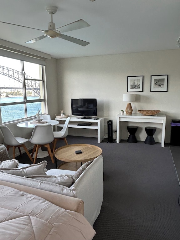 Harbourside 81 - Stunning Studio Apartment - Harbour Bridge & Opera House Views - Camperdown
