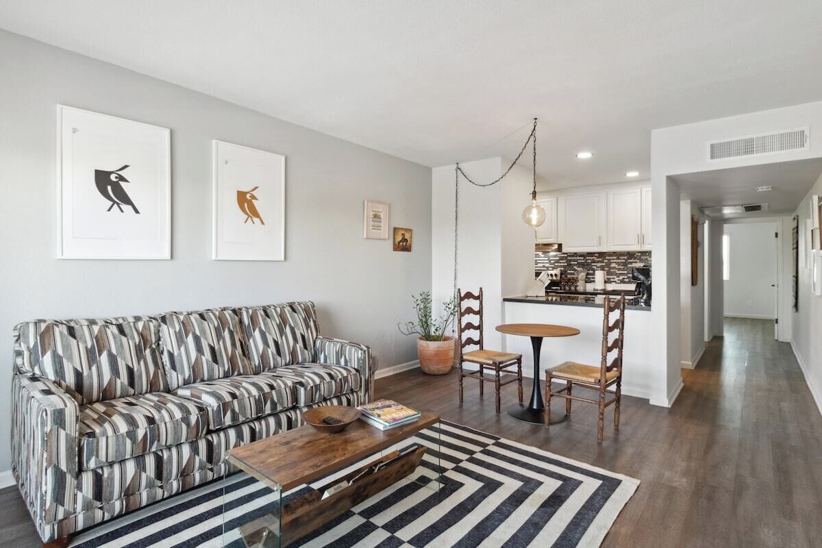 H2O Aquatic Apartment with Pool & Parking
