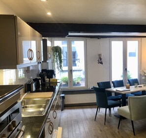 Fridge, microwave, oven, stovetop - Unique house for 12 people at Grote Markt Antwerp   (Antwerpen)