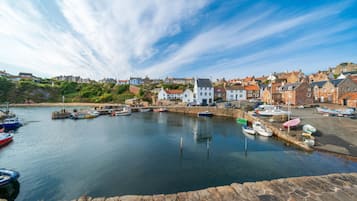 House | 2 bedrooms, desk