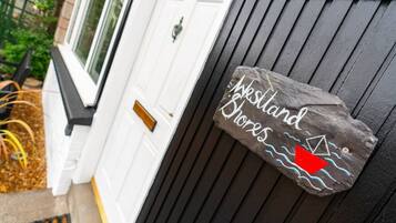 House | 2 bedrooms, desk