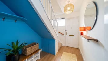 House | 2 bedrooms, desk