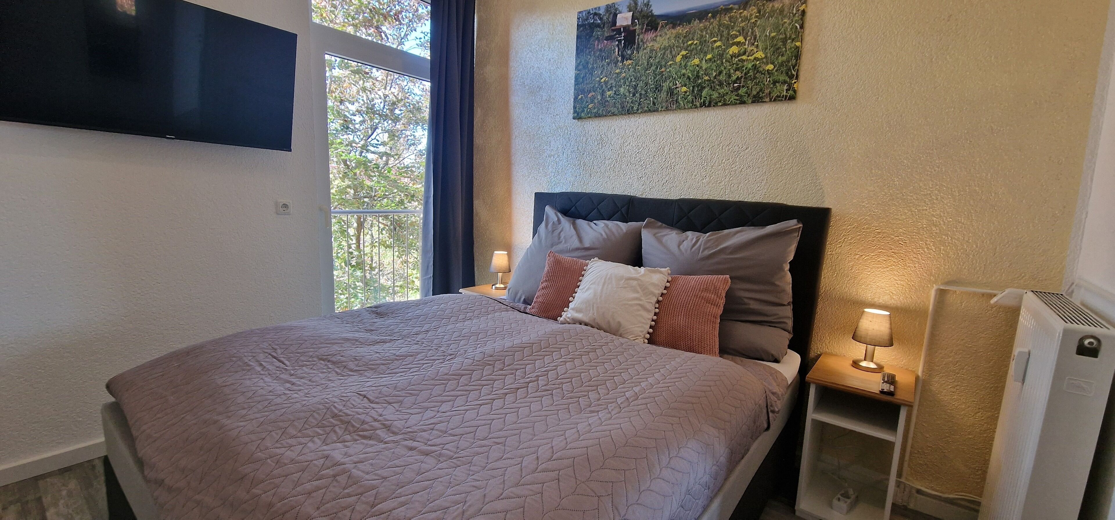 1 slaapkamer, een bureau, een strijkplank/strijkijzer, reisbedje