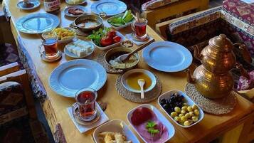 Desayuno con opciones de la cocina local incluido todos los días