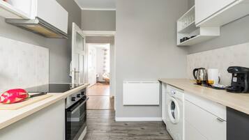 Apartment, 3 Bedrooms, 2 Bathrooms | Private kitchen | Microwave, oven, dishwasher, coffee/tea maker