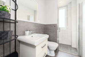 Apartment, 3 Bedrooms, 2 Bathrooms | Bathroom | Shower, towels, toilet paper