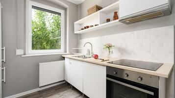 Microwave, oven, dishwasher, coffee/tea maker