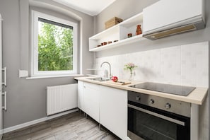 Microwave, oven, dishwasher, coffee/tea maker