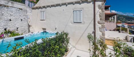 Piscine extérieure (ouverte en saison), parasols de plage