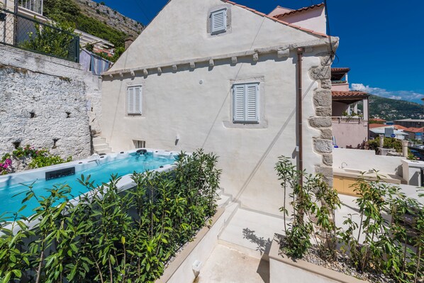 Seasonal outdoor pool, pool umbrellas, pool loungers - Villa Miri, superior heritage villa with swimming pool (Dubrovnik)