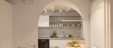 Deluxe House | Private kitchen | Full-size fridge, microwave, oven, dishwasher