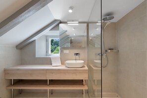 Hus Deluxe | Badrum | Dusch, gratis toalettartiklar, hårtork och handdukar