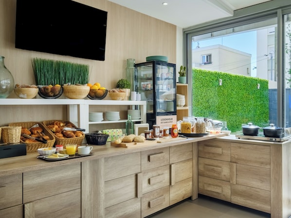 Se ofrece un desayuno bufé todos los días (por un coste adicional)