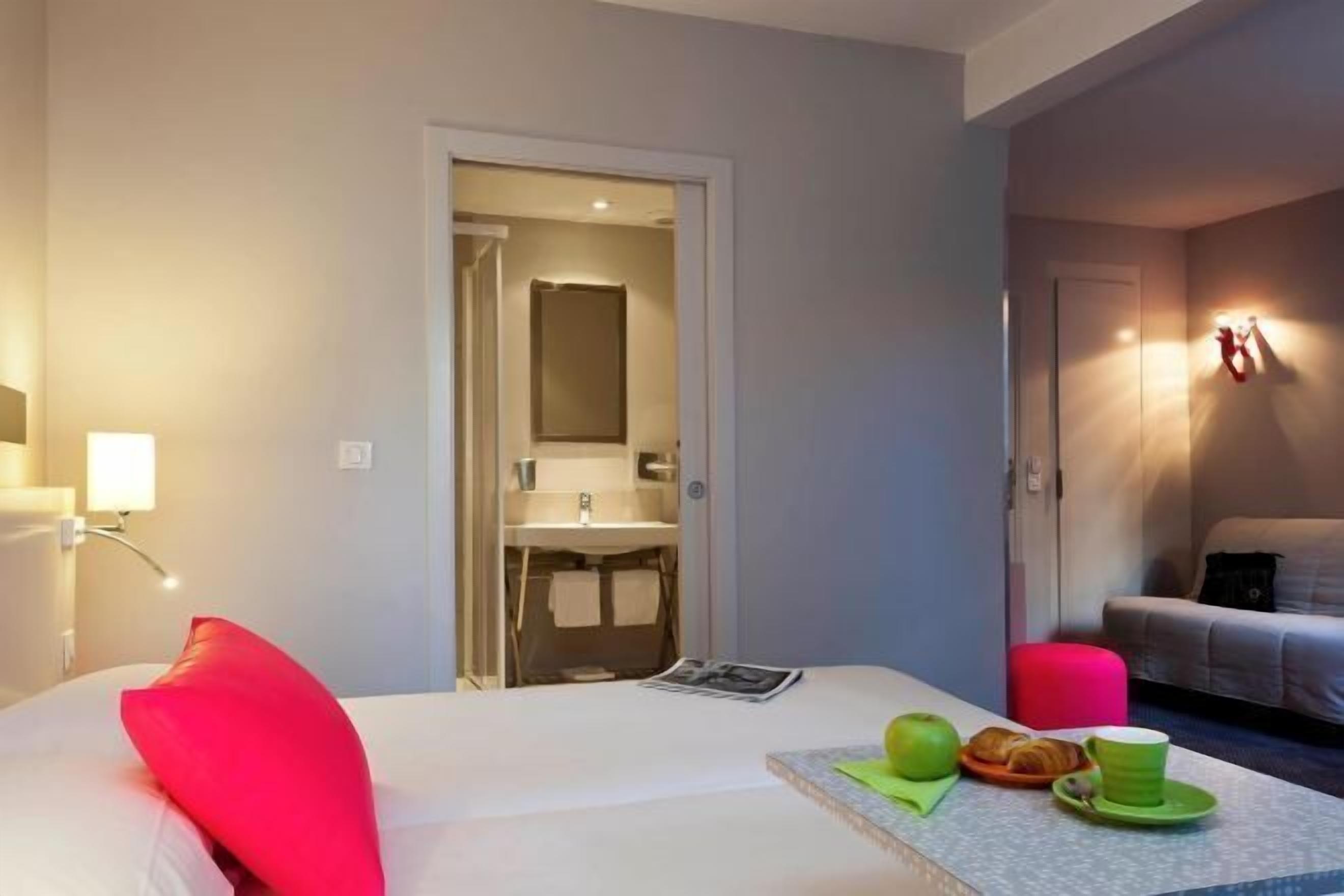 Bureau, chambres insonorisées, fer et planche à repasser, Wi-Fi gratuit