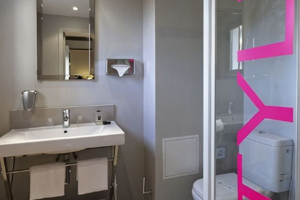 Baño | Regadera, secadora de cabello, toallas, jabón