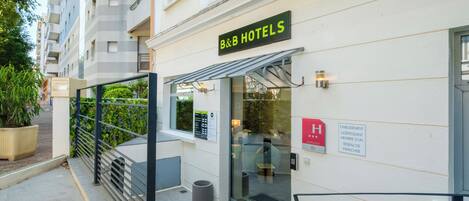 A hotel entrance with a sign reading "B&B HOTELS".