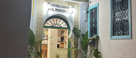 A hotel entrance with a sign reading "HOTELDAR AL MADIN".