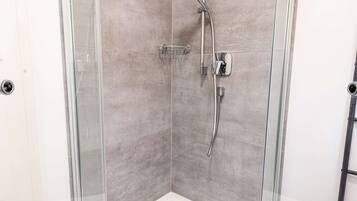 Dusche, Haartrockner, Handtücher, Seife