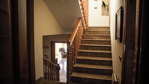 A staircase with wooden railings leading to a second floor. - Villa del Mamut, en Padul Granada (PADUL)