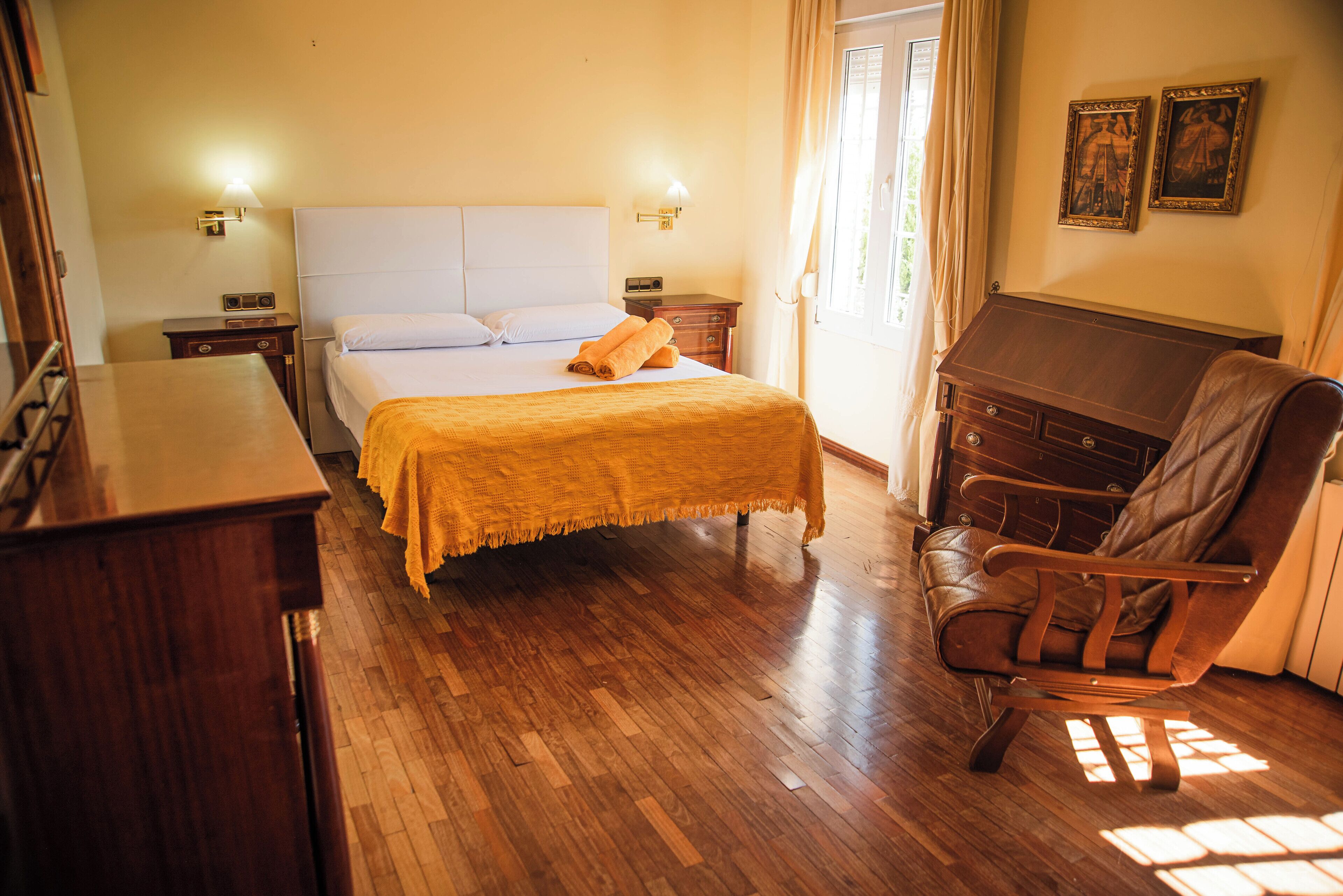 6 quartos, ferros/tábuas de passar roupa, Wi-Fi, roupa de cama